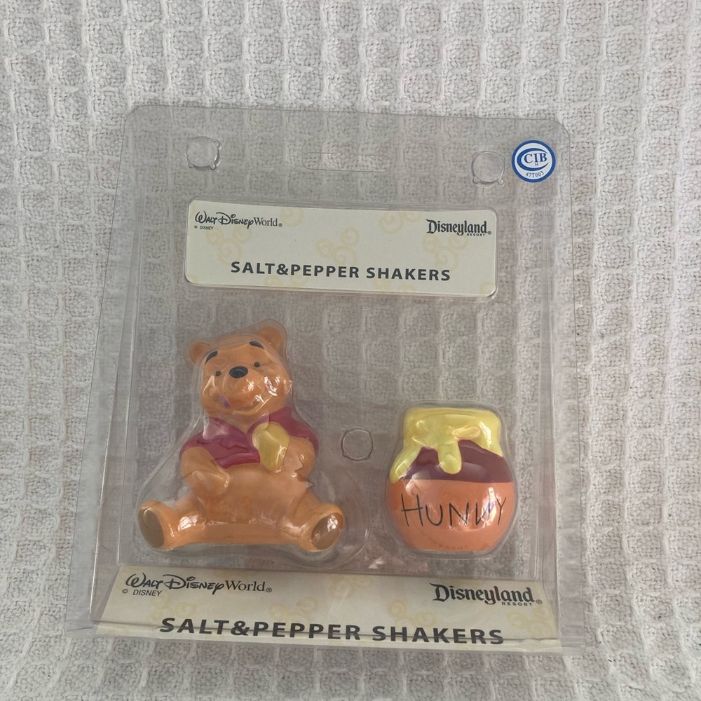 Disneyland Winnie The Pooh & Honey Pot S&P Shakers